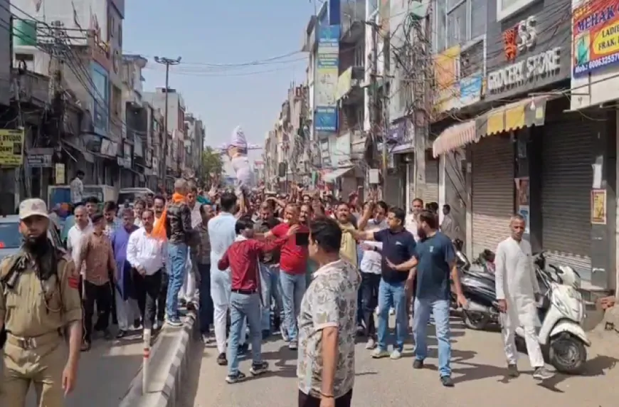 पहलगाम आतंकी हमले पर फूटा लोगों का गुस्सा, जम्मू में सड़क पर उतरे लोग