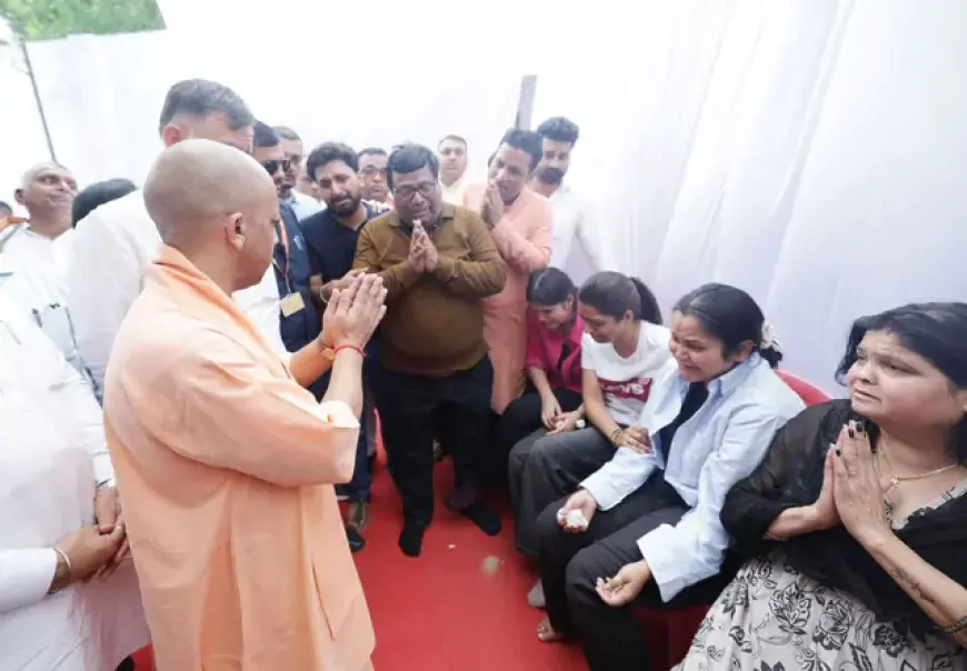 पहलगाम आतंकी हमले में मारे गए शुभम द्विवेदी के परिजनों से मिले CM योगी