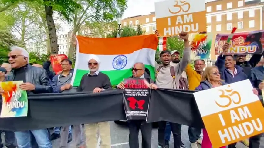 पहलगाम हमले के विरोध में लंदन में पाकिस्तान उच्चायोग के बाहर भारतीयों ने किया प्रदर्शन 