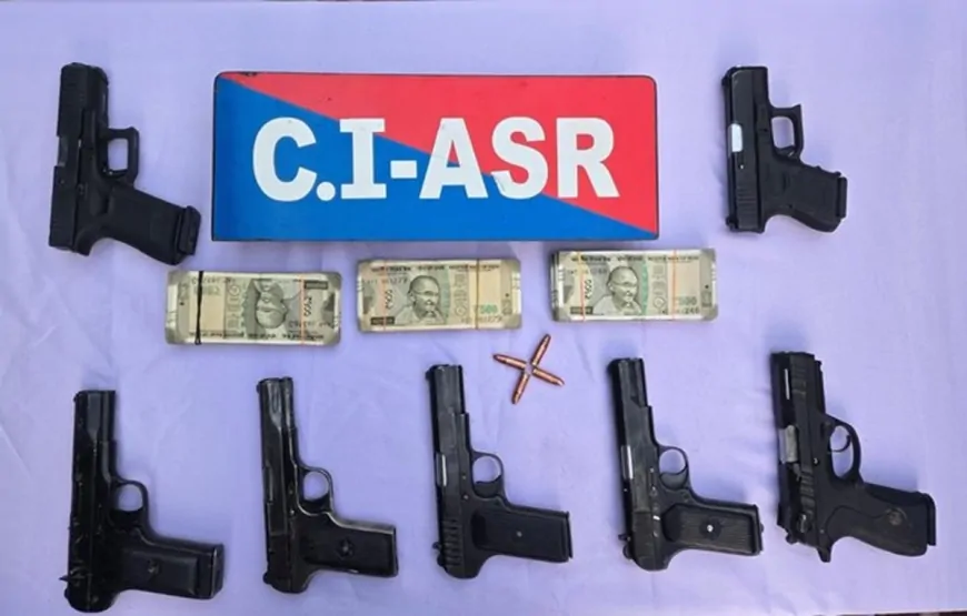 पुलिस ने हथियार तस्कर को किया गिरफ्तार, 7 पिस्तौल, कारतूस और 1.5 लाख कैश बरामद