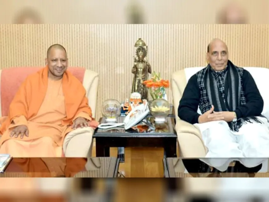 CM योगी ने रक्षा मंत्री राजनाथ सिंह से की मुलाकात, दोनों नेताओं के बीच कई विषयों पर हुई चर्चा