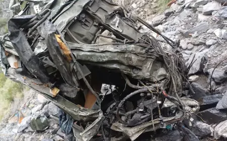 जम्मू कश्मीर : गहरी खाई में गिरी सेना की गाड़ी, हादसे में 3 जवानों की मौत 