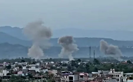 उधमपुर और राजौरी में विस्फोट के बाद धुआं उठता दिखाई दिया, बजाए जा रहे हैं हवाई सायरन