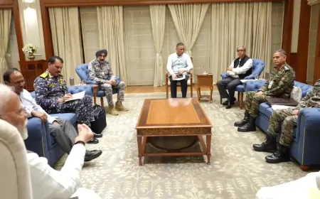 PM मोदी ने अपने आवास पर  राजनाथ सिंह और तीनों सेना प्रमुखों के साथ की हाई लेवल बैठक
