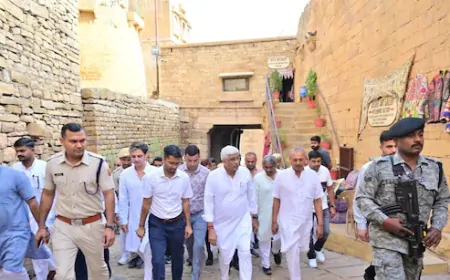 जैसलमेर पहुंचे केंद्रीय मंत्री शेखावत, सुरक्षा एजेंसियों संग कर रहे बैठक