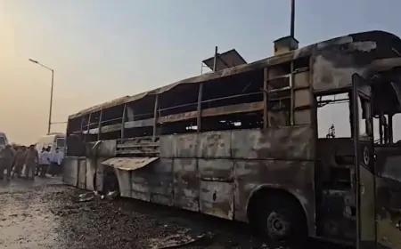 लखनऊ में चलती बस में लगी भीषण आग, दिल्ली से बिहार जा रही थी स्लीपर बस