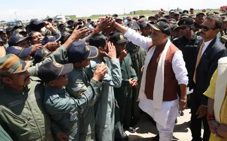 रक्षा मंत्री राजनाथ सिंह का दो दिवसीय गुजरात दौरा,  भुज एयरबेस में वायु सेना के जवानों से की मुलाकात