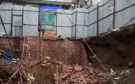 पहाड़गंज इलाके में निर्माणाधीन बिल्डिंग गिरी, 3 लोगों की मौत, बचाव कार्य जारी