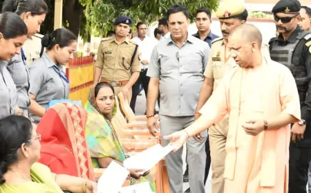 जनता दर्शन में CM योगी ने सुनी शिकायतें, लखनऊ में CM आवास पर लगाया गया जनता दर्शन