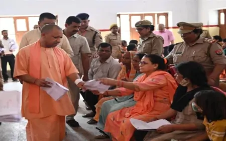 CM योगी आदित्यनाथ का गोरखपुर में कार्यक्रम, जनता दर्शन में लोगों की सुनी शिकायतें