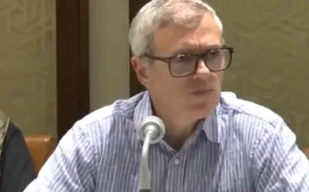 टूर और ट्रैवल ऑपरेटरों के साथ बातचीत करने के लिए साइकिल पर सवार होकर पहुंचे CM अब्दुल्ला 