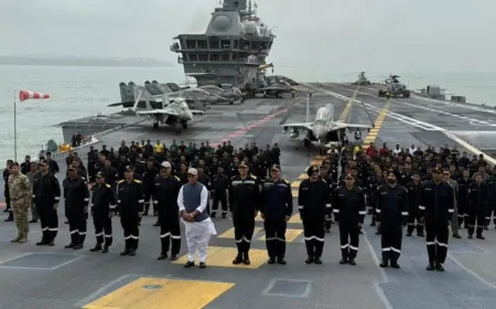 INS विक्रांत पर सवार हुए रक्षा मंत्री, जवानों और अधिकारियों से की मुलाकात