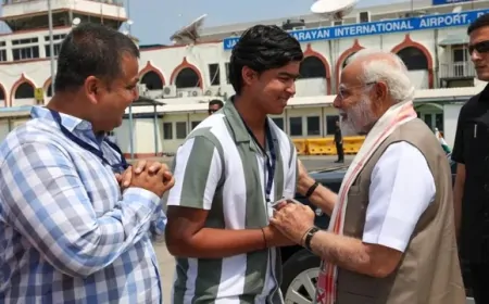 इंग्लैंड जाने से पहले वैभव सूर्यवंशी ने PM मोदी के छुए पैर, PM ने बढ़ाया हौसला