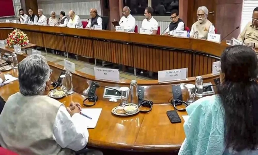 ‘ऑपरेशन सिंदूर’ के बाद दिल्ली में सर्वदलीय बैठक, रक्षा मंत्री राजनाथ सिंह की अध्यक्षता में हुई बैठक, केंद्रीय गृह मंत्री, विदेश मंत्री बैठक में हुए शामिल