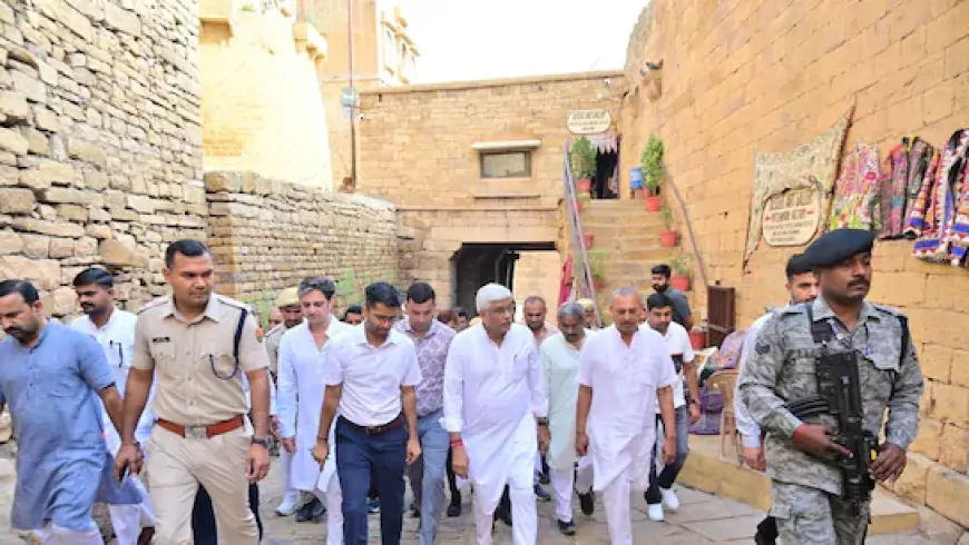 जैसलमेर पहुंचे केंद्रीय मंत्री शेखावत, सुरक्षा एजेंसियों संग कर रहे बैठक