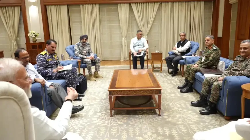 PM मोदी से मिलने PM आवास पहुंचे तीनों सेनाध्यक्ष-CDS-रक्षामंत्री राजनाथ