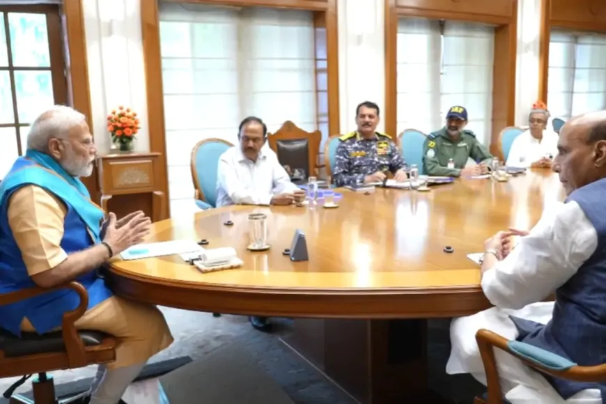 PM आवास पर हुई अहम बैठक, रक्षा मंत्री, तीनों सेनाओं के प्रमुख भी रहे मौजूद, CDS अनिल चौहान भी बैठक में शामिल हुए