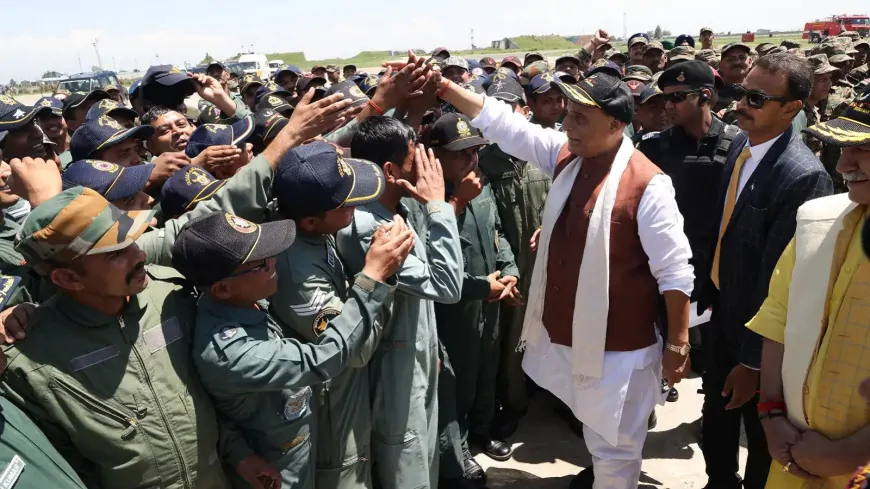 रक्षा मंत्री राजनाथ सिंह का दो दिवसीय गुजरात दौरा, भुज एयरबेस में वायु सेना के जवानों से की मुलाकात