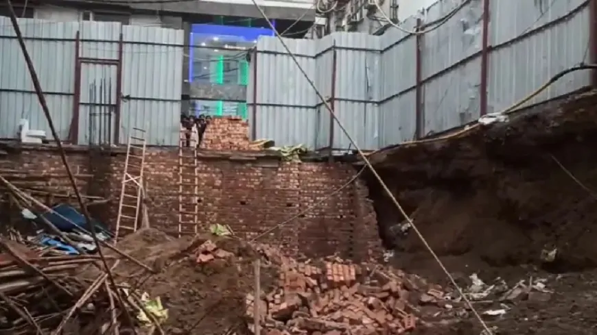 पहाड़गंज इलाके में निर्माणाधीन बिल्डिंग गिरी, 3 लोगों की मौत, बचाव कार्य जारी