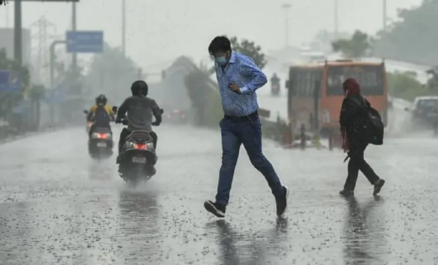 दिल्ली-NCR में बदला मौसम, तेज आंधी के साथ हुई भारी बारिश