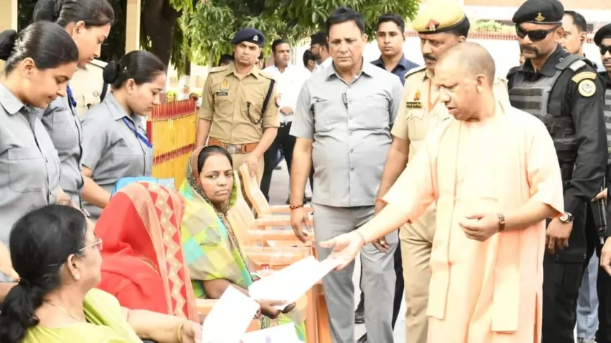 जनता दर्शन में CM योगी ने सुनी शिकायतें, लखनऊ में CM आवास पर लगाया गया जनता दर्शन