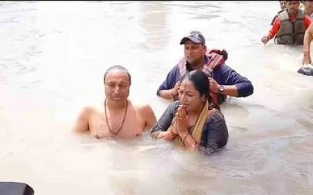 हरिद्वार पहुंची दिल्ली CM रेखा गुप्ता, हर की पैड़ी पर लगाई श्रद्धा की डुबकी