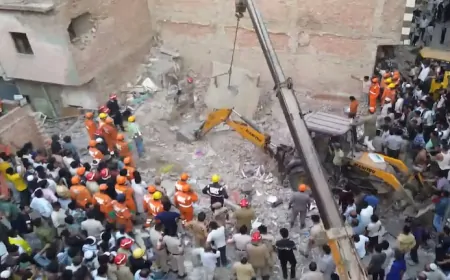 दिल्ली के नांगलोई में दो मंजिला इमारत गिरी, 8 साल के मासूम की मौत