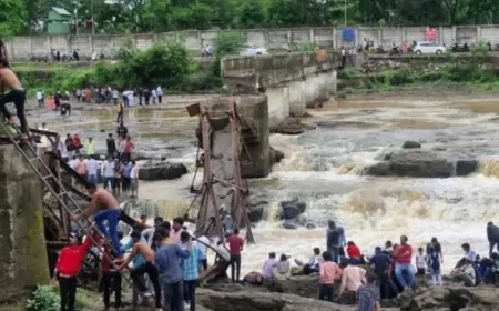 ताश के पत्तों की तरह ढह गया इंद्रायणी नदी पर बना पुल, कई पर्यटक नदी में बहे