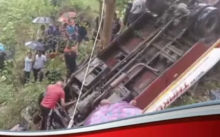 Himachal में बड़ा हादसा, खाई में गिरी सवारियों से भरी Bus