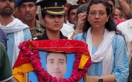 केदारनाथ हेलीकॉप्टर हादसे में जान गंवाने वाले पायलट को लेफ्टिनेंट कर्नल पत्नी ने वर्दी में दी अंतिम विदाई