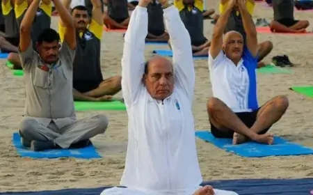 रक्षा मंत्री राजनाथ सिंह ने किया योग, सेना के जवानों के साथ किया योग