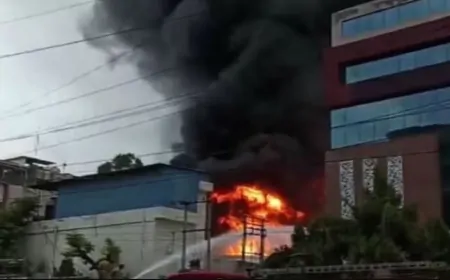 नोएडा की इमारत में लगी भीषण आग, आसमान में छाया काला धुआं