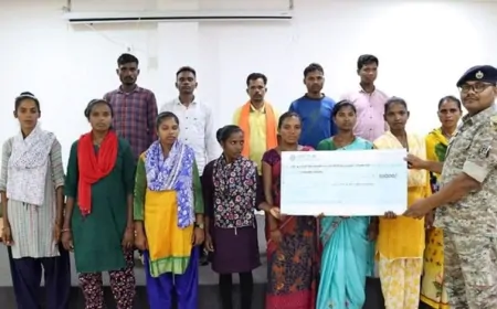 बीजापुर में 23 लाख के इनामी 13 कुख्यात नक्सलियों ने किया आत्मसमर्पण