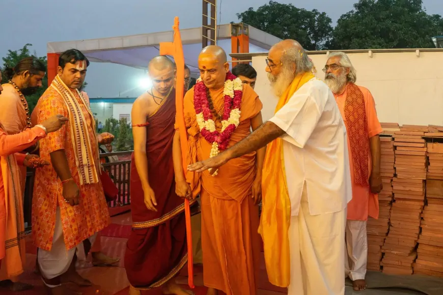 श्री कल्कि धाम में शिला स्थापना समारोह में शामिल हुए स्वामी शंकराचार्य सदानंद सरस्वती जी