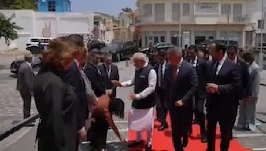 सायप्रस की महिला सांसद ने PM नरेंद्र मोदी के पैर छूकर लिया आशीर्वाद