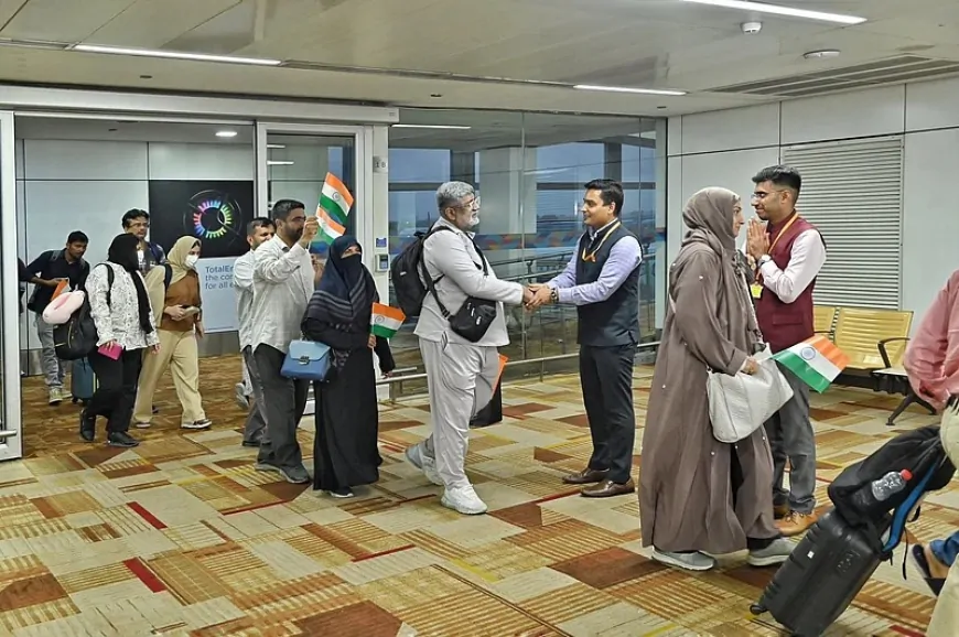 ईरान से 282 नागरिकों को लाया गया भारत, एयरपोर्ट पर लहराया तिरंगा
