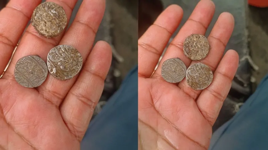 MP के सीहोर में शौचालय की खुदाई में निकले चांदी के कई सिक्के, प्रदेश में मचा हड़कंप