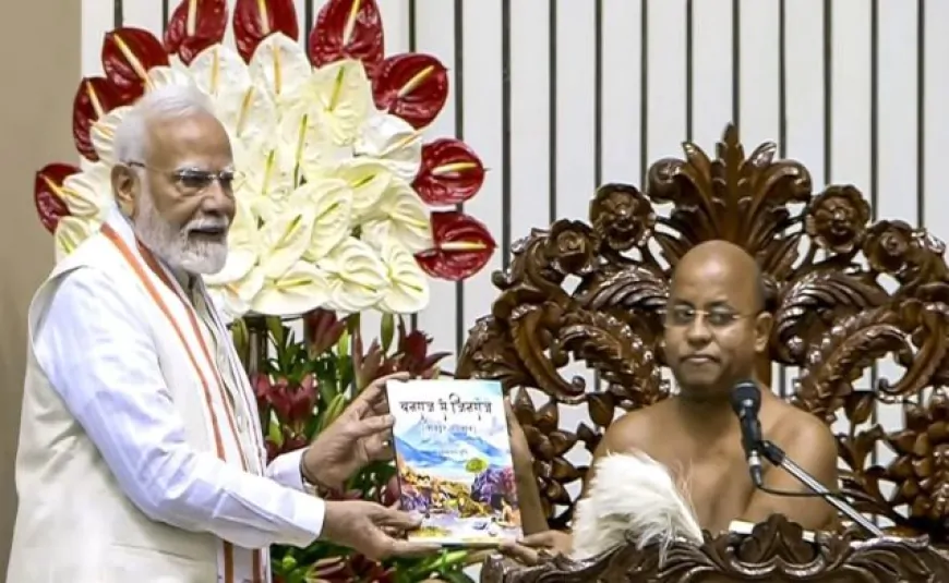 प्रधानमंत्री नरेंद्र मोदी को 'धर्म चक्रवर्ती' की उपाधि से किया गया सम्मानित