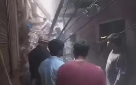 दिल्ली में बड़ा हादसा, सीलमपुर के वेलकम इलाके में गिरी चार मंजिला इमारत