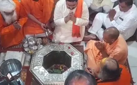 CM योगी आदित्यनाथ पहुंचे गाजियाबाद,  दूधेश्वर नाथ मंदिर में की पूजा-अर्चना