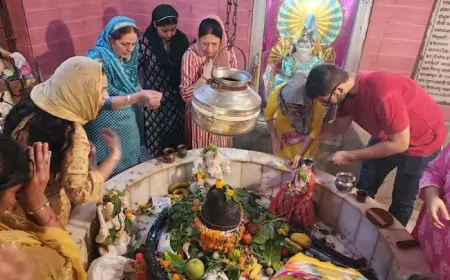 सावन के तीसरे  सोमवार पर मंदिरों में भगवान शिव की पूजा के लिए भक्तों की उमड़ी भीड़