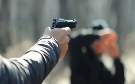 दो अज्ञात युवकों ने दुकान पर की फायरिंग, फायरिंग की घटना CCTV कैमरे में हुई कैद