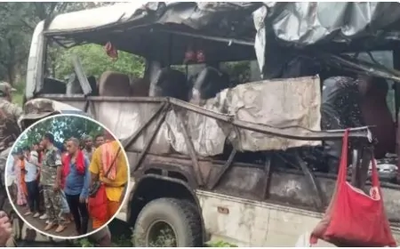 झारखंड के देवघर में बस और ट्रक में भीषण टक्कर, 5 लोगों की मौत