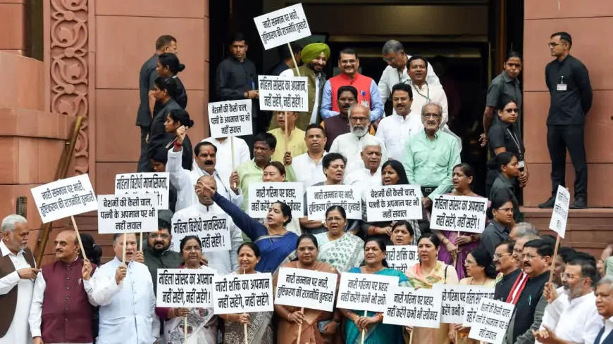 BJP सांसदों ने महिला सम्मान को लेकर किया प्रदर्शन, अखिलेश यादव पर उठाए सवाल 