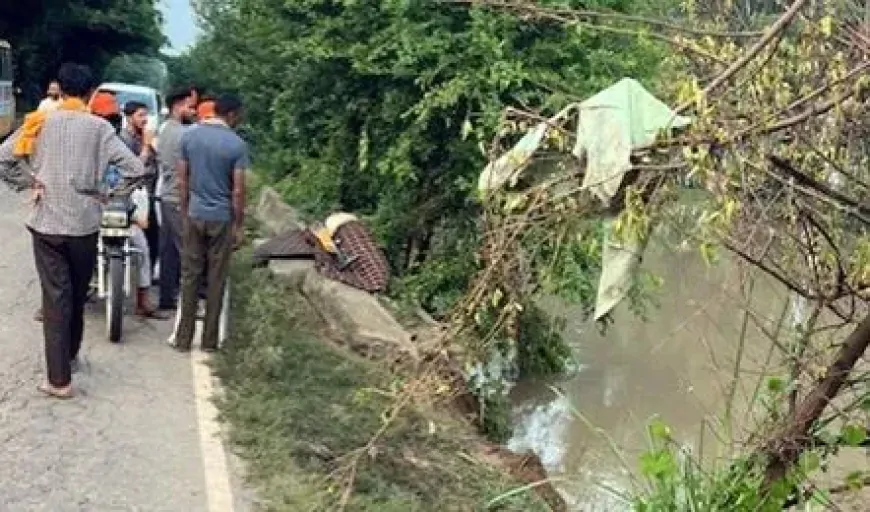 नहर में गिरी यात्रियों से भरी गाड़ी, हादसे में 6 लोगों की मौत