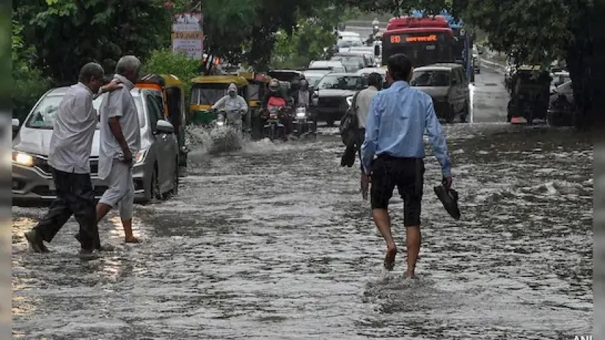 दिल्ली में तेज बारिश, लोगों को गर्मी से मिली राहत, बारिश के बाद दिल्ली की सड़कें बनी तालाब