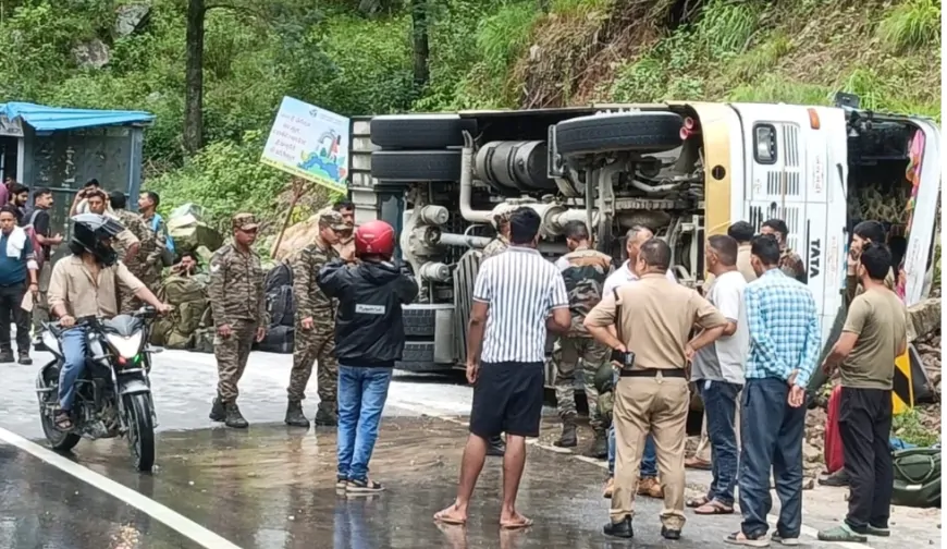 चमोली में पलटी सेना की बस, कई जवान हुए घायल