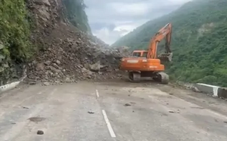 पंडोह बांध के पास हाईवे पर हुआ भूस्खलन, चंडीगढ़-मनाली हाईवे बंद