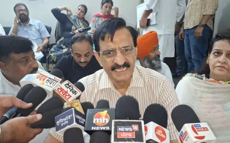 मेयर और BJP पार्षदों के बीच हुई बहस, गनमैनों ने निकाला बाहर तो पार्षदों ने दिया धरना 