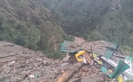 उत्तरकाशी के धराली में बादल फटने से मची तबाही, कई घरों और होटलों को पहुंचा नुकसान 